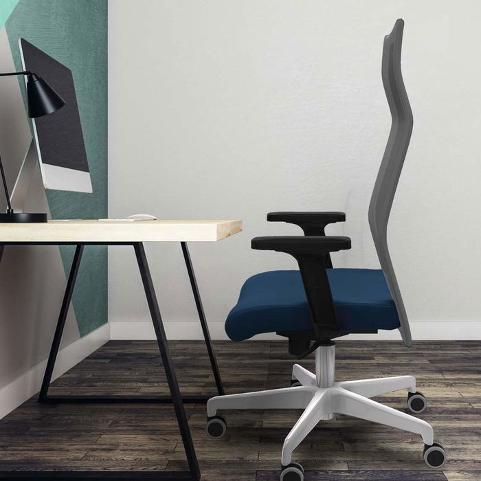 Sillón Albacete con mecanismo Sincro tapizada con Similpiel color Pistacho y malla color Gris. Equipado con Base poliamida blanca, Brazos 2D y Ruedas 65 mm parqué