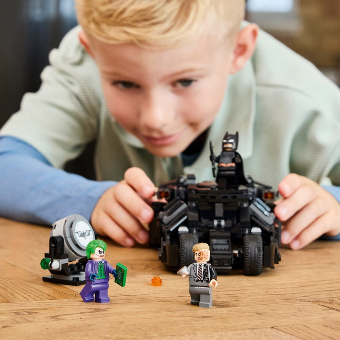 LEGO DC COMICS 76303 Batmóvil Tumbler: Batman vs. Two-Face y The Joker Set de Construcción para Niños +8 años