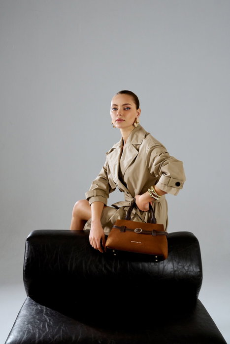 Vince Camuto Bolso de Mano Vittoria Mini - Suede Brown Marrón Piel de Polivinilo Elegante Versátil Vince Camuto Bolso de Mano Vittoria Mini - Suede Brown Marrón Piel de Polivinilo Elegante Versátil