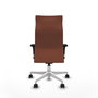 Sillón Albacete con mecanismo Sincro tapizada con Tela color Marrón. Equipado con Base poliamida blanca, Brazos 1D y Ruedas 65mm nailon