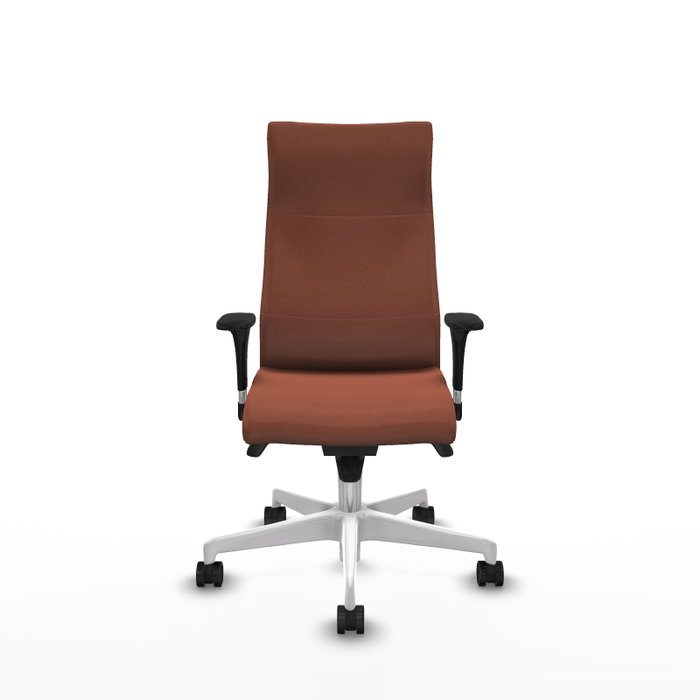 Sillón Albacete con mecanismo Sincro tapizada con Tela color Marrón. Equipado con Base poliamida blanca, Brazos 1D y Ruedas 65mm nailon