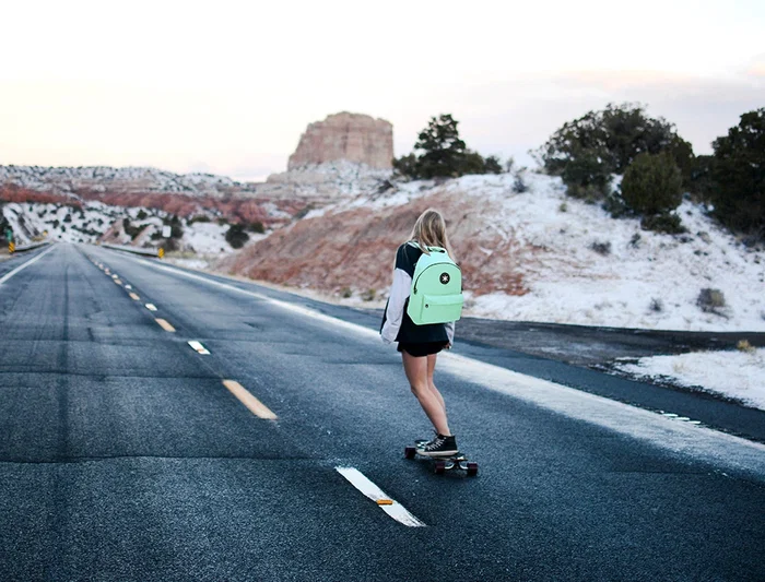 Antartik Mochila Verde Menta con Asas Acolchadas, Bolsillo para Portátil y Bolsillo Antirrobo, 310x160x410 mm