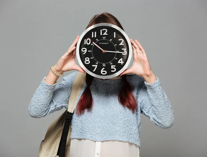 Q-connect Reloj de Pared Metálico Redondo 25 cm Movimiento Silencioso Negro Esfera Cromada