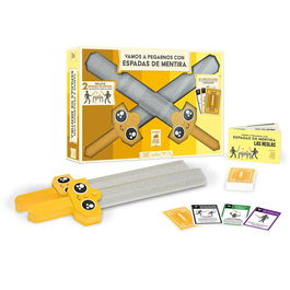 Asmodee Juego Vamos a pegarnos con espadas de mentira. Incluye 2 espadas de espuma y juego de cartas.