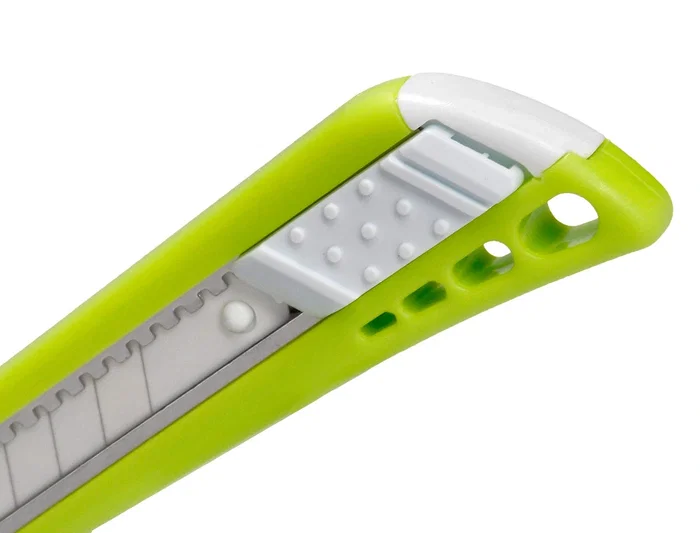 Q-connect Cúter de Plástico Ancho con Guía Metálica y Cuchilla de Cerámica 18 mm xd-43 Blíster 1 Unidad
