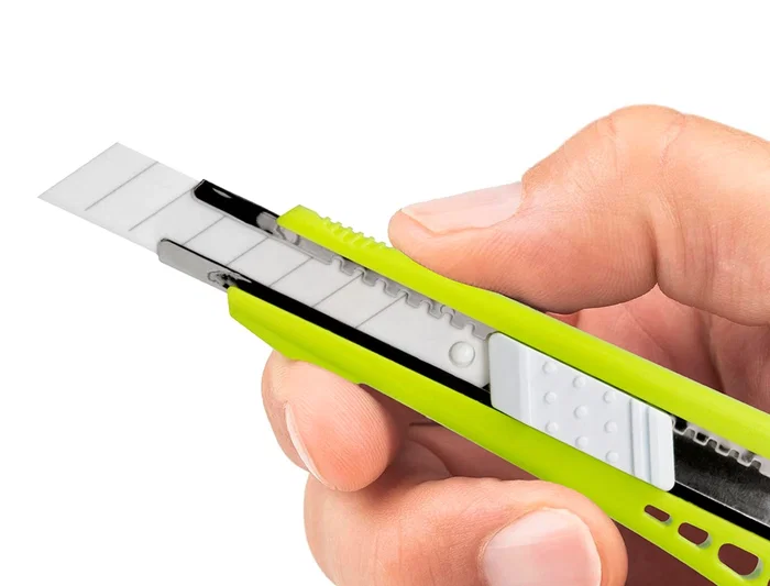 Q-connect Cúter de Plástico Ancho con Guía Metálica y Cuchilla de Cerámica 18 mm xd-43 Blíster 1 Unidad