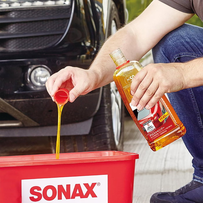 Sonax Champú Brillo Concentrado SX03143000 para Pintura, Goma, Plástico, Vinilo y Cristal, Limpia y cuida la pintura sin fosfatos.