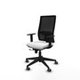 Silla de oficina Horna con mecanismo Sincro/Traslack tapizada con Tela color Blanco y malla color Negro. Equipada con lumbar 1D, Brazos 1D y Ruedas 65 mm parqué