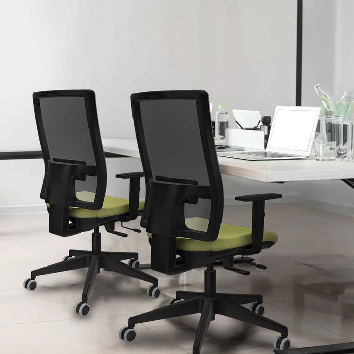 Silla de oficina Horna con mecanismo Sincro/Traslack tapizada con Tela color Blanco y malla color Negro. Equipada con lumbar 1D, Brazos 1D y Ruedas 65 mm parqué