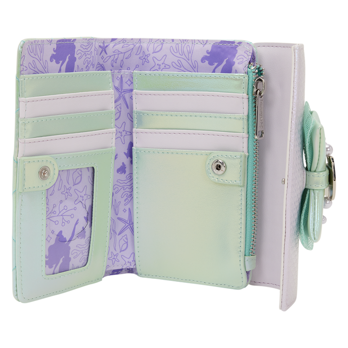 LOUNGEFLY Cartera Disney La Sirenita Iridescent Pearl, Poliuretano efecto escamas, 15.2x10 cm, 7 ranuras para tarjetas, 1 ranura para DNI, forro interior a juego