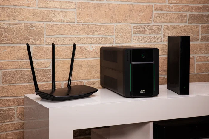 APC Easy UPS SAI UPS 2200VA / 1200W Sistema de Alimentación Ininterrumpida con AVR, 6 Salidas AC, 230V, Negro