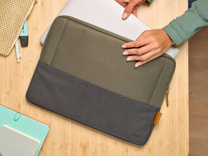 Trust Lisboa Funda para Portátil hasta 16", Sleeve Acolchada Verde, Tejido de Poliéster Reciclado (4 Botellas PET) - Resistente a Golpes y Agua - Ref: 25247