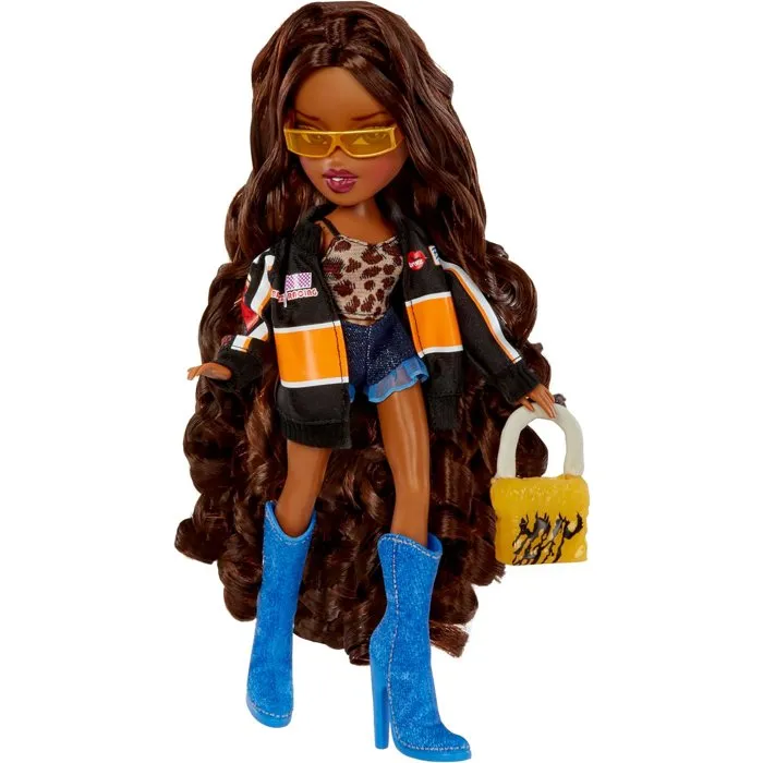 Bratz Muñeca de Moda Coleccionable Sasha para Salir - 1 Muñeca con Atuendo, Bolso y Gafas de Sol - Edad 6+ Bratz Muñeca de Moda Coleccionable Sasha para Salir - 1 Muñeca con Atuendo, Bolso y Gafas de Sol - Edad 6+