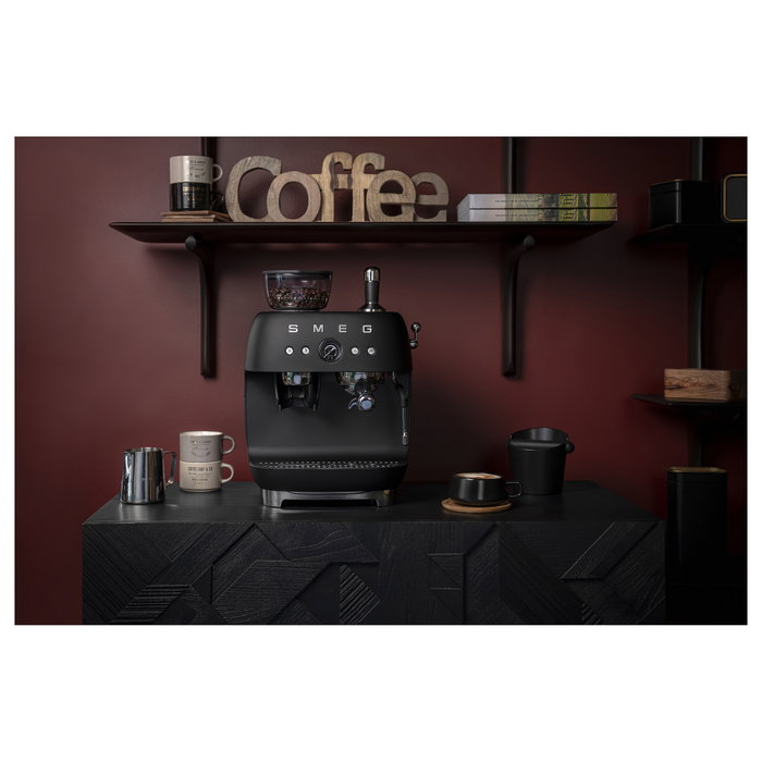 Smeg EGF03BLMEU Máquina Espresso Manual con Molinillo, 2.4L, Negro Smeg EGF03BLMEU Máquina Espresso Manual con Molinillo, 2.4L, Negro