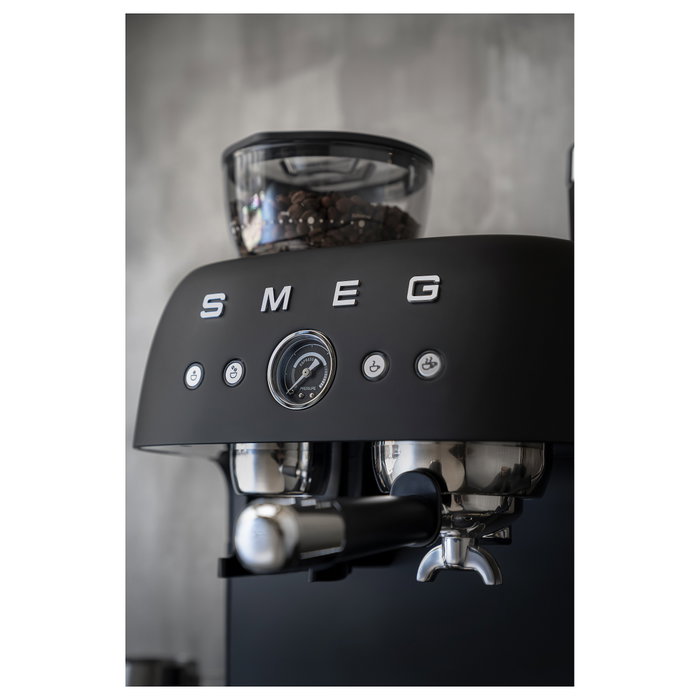 Smeg EGF03BLMEU Máquina Espresso Manual con Molinillo, 2.4L, Negro Smeg EGF03BLMEU Máquina Espresso Manual con Molinillo, 2.4L, Negro