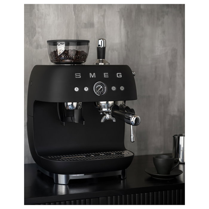 Smeg EGF03BLMEU Máquina Espresso Manual con Molinillo, 2.4L, Negro Smeg EGF03BLMEU Máquina Espresso Manual con Molinillo, 2.4L, Negro