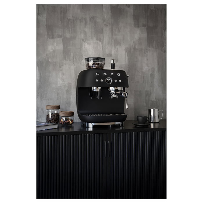 Smeg EGF03BLMEU Máquina Espresso Manual con Molinillo, 2.4L, Negro Smeg EGF03BLMEU Máquina Espresso Manual con Molinillo, 2.4L, Negro