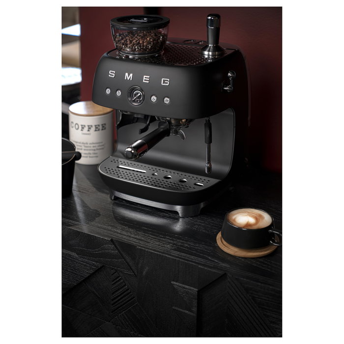 Smeg EGF03BLMEU Máquina Espresso Manual con Molinillo, 2.4L, Negro Smeg EGF03BLMEU Máquina Espresso Manual con Molinillo, 2.4L, Negro