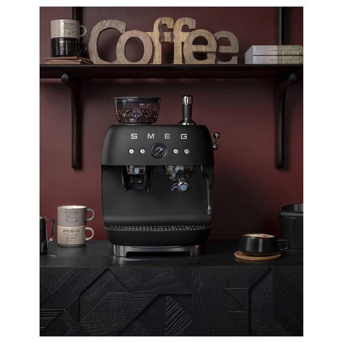 Smeg EGF03BLMEU Máquina Espresso Manual con Molinillo, 2.4L, Negro Smeg EGF03BLMEU Máquina Espresso Manual con Molinillo, 2.4L, Negro