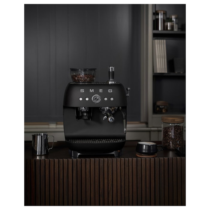 Smeg EGF03BLMEU Máquina Espresso Manual con Molinillo, 2.4L, Negro Smeg EGF03BLMEU Máquina Espresso Manual con Molinillo, 2.4L, Negro