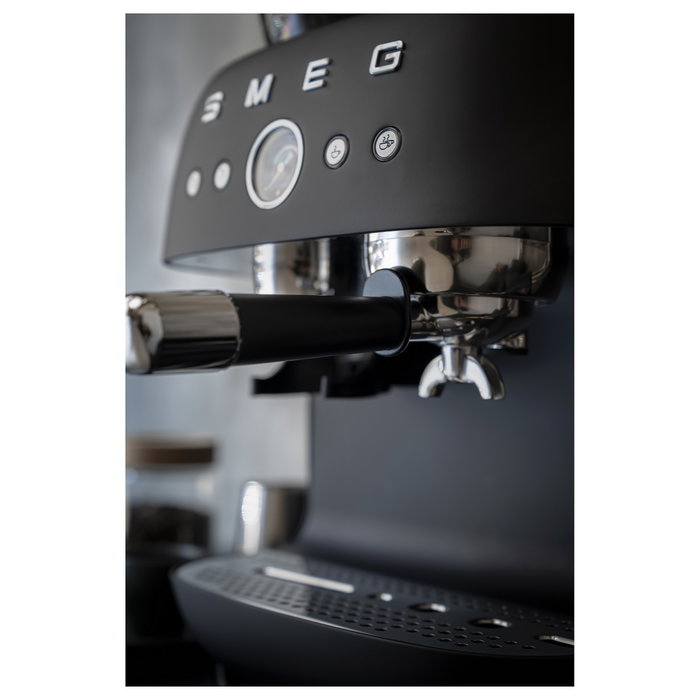 Smeg EGF03BLMEU Máquina Espresso Manual con Molinillo, 2.4L, Negro Smeg EGF03BLMEU Máquina Espresso Manual con Molinillo, 2.4L, Negro