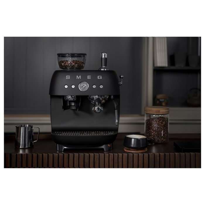 Smeg EGF03BLMEU Máquina Espresso Manual con Molinillo, 2.4L, Negro Smeg EGF03BLMEU Máquina Espresso Manual con Molinillo, 2.4L, Negro