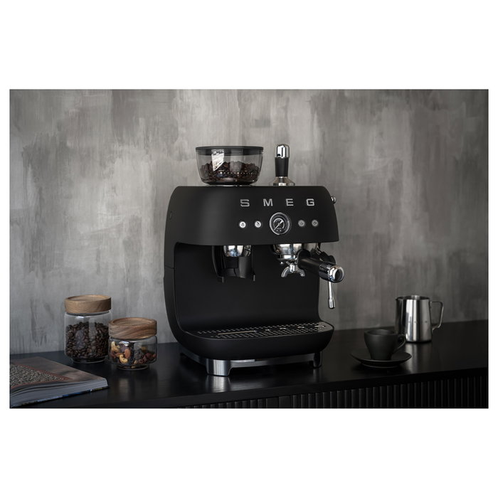 Smeg EGF03BLMEU Máquina Espresso Manual con Molinillo, 2.4L, Negro Smeg EGF03BLMEU Máquina Espresso Manual con Molinillo, 2.4L, Negro