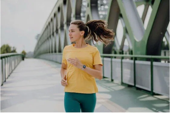 Hama Smartwatch 6010 - Reloj Inteligente con GPS y Llamadas, Pantalla Táctil 1.65", Pulsera Silicona Rosa/Oro Rosa, 44 mm, Unisex