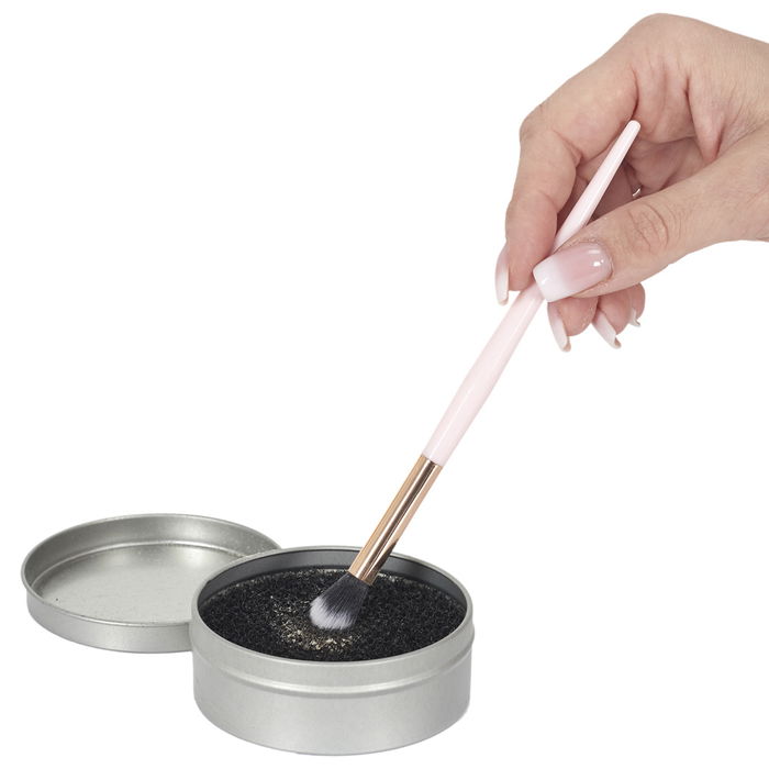 Cosmetic Club Esponja Limpiadora de Brochas de Maquillaje, Limpieza en Seco, En Bote Metálico Hermético d.8 cm h.3 cm