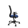 Silla de oficina Zulema con mecanismo Sincro tapizada con Tela color Azul marino y malla color Negro. Equipada con lumbar 1D, Brazos 2D y Ruedas 65mm nailon