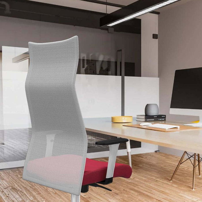 Sillón Albacete con mecanismo Sincro tapizada con Tela color Lila y malla color Blanco. Equipado con Base aluminio, Brazos 1D y Ruedas 65 mm parqué