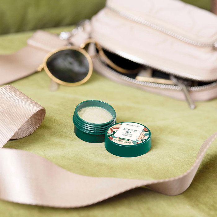 The Body Shop SHEA Lip Butter - Bálsamo Labial con Manteca de Karité 95% Natural - 10 ml - Hidrata y Nutre Labios Secos - Vegano