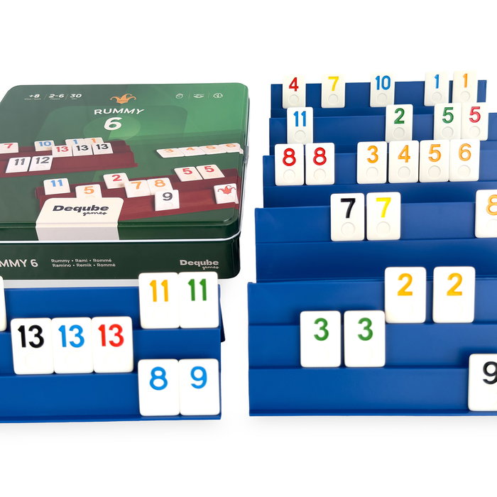 Deqube Rummy D00346 - Juego de Cartas para 6 Jugadores con Caja Metálica - Edición Ampliada - Idioma English, Portugués, Español