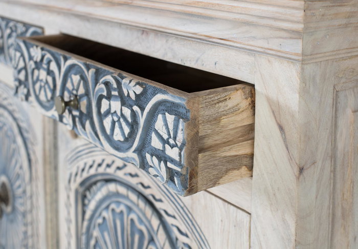 Giner y Colomer Aparador Tallado Artesanalmente con 2 Cajones y 2 Puertas en Madera de Mango Blanco y Azul