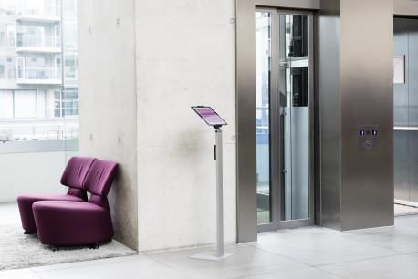 Durable Soporte de Suelo para Tablet con Diseño Elegante y Estabilidad Profesional