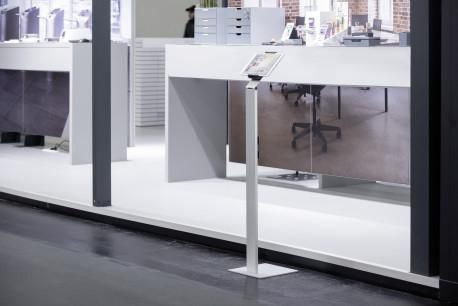 Durable Soporte de Suelo para Tablet con Diseño Elegante y Estabilidad Profesional