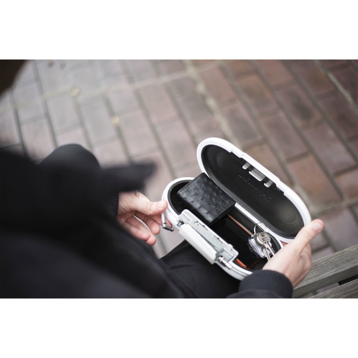 Master Lock Mini caja fuerte portátil con cable de seguridad, Blanco