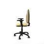Silla de oficina Algarra con mecanismo Contacto permanente básico tapizada con Similpiel color Crema. Equipada con Base poliamida negra, Brazos 2D y Ruedas de parqué