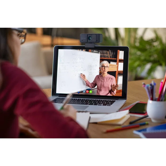 Kensington W1050 K80251WW Webcam USB Full HD 1080p 95° Ángulo Amplio Enfoque Fijo con Micrófonos Estéreo y Tapa de Privacidad - Negro