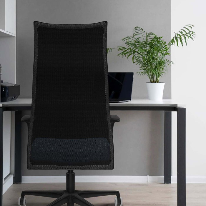 Sillón Albacete con mecanismo Sincro tapizada con Tela color Lila y malla color Negro. Equipado con Base nailon negra, Brazos 1D y Ruedas 65 mm parqué