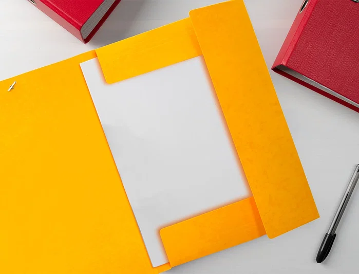 Liderpapel Carpeta de gomas con tres solapas en cartón símil prespán color amarillo Liderpapel Carpeta de gomas con tres solapas en cartón símil prespán color amarillo