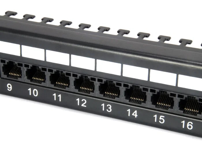 Equip Patch Panel 135425 de 24 puertos categoría 6 en negro