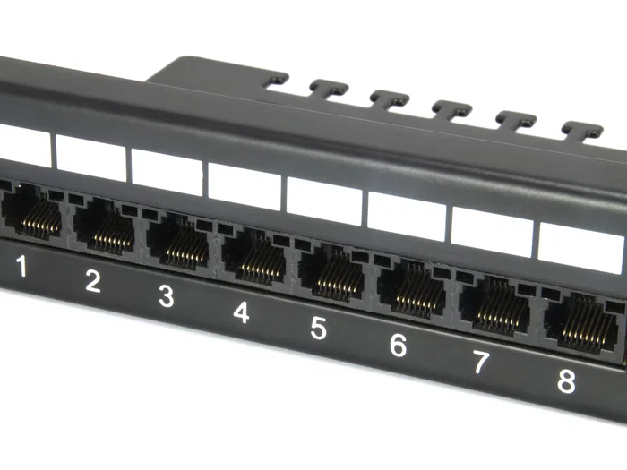 Equip Patch Panel 135425 de 24 puertos categoría 6 en negro