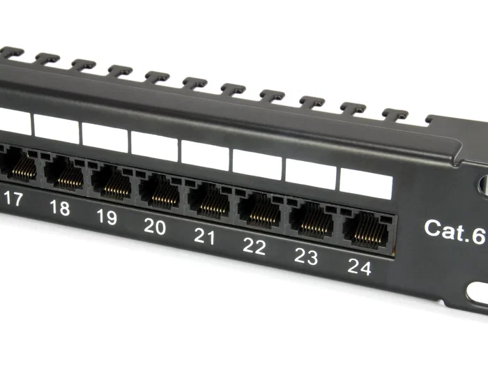 Equip Patch Panel 135425 de 24 puertos categoría 6 en negro