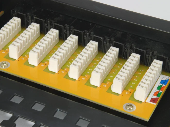 Equip Patch Panel 135425 de 24 puertos categoría 6 en negro