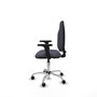 Silla de oficina Algarra con mecanismo Contacto permanente básico tapizada con Tela color Gris oscuro. Equipada con Base cromada, Brazos 2D y Ruedas de parqué