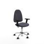 Silla de oficina Algarra con mecanismo Contacto permanente básico tapizada con Tela color Gris oscuro. Equipada con Base cromada, Brazos 2D y Ruedas de parqué