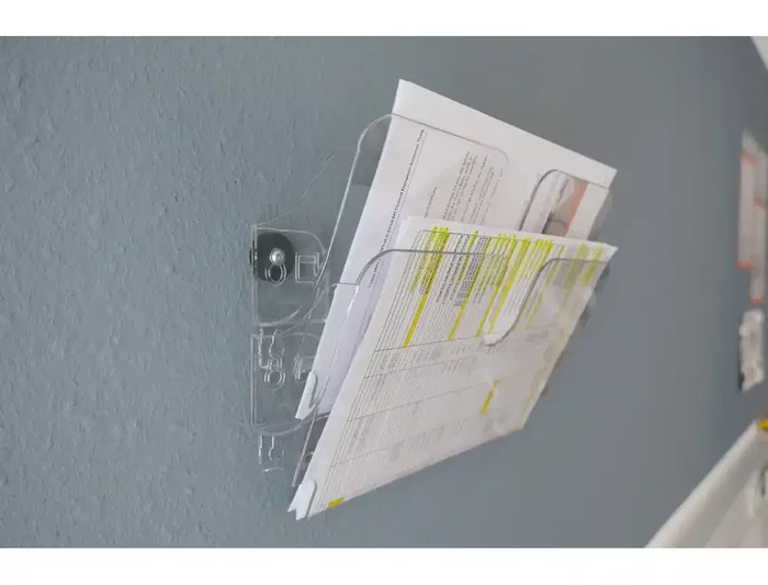 Durable Expositor de Pared con 2 Compartimentos Magnéticos Transparentes para Folletos A4 Horizontal