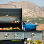 Black+Decker BXOG12950E Barbacoa de Gas con 4 Quemadores, Encendido Automático, Parrilla de Hierro Fundido, Tapa con Termómetro, Ruedas - 126 x 58 x 118.5 cm