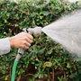 Pack Pistola de Agua a Presión con Depósito 8 en 1 y Manguera de Jardín Extensible InnovaGoods
